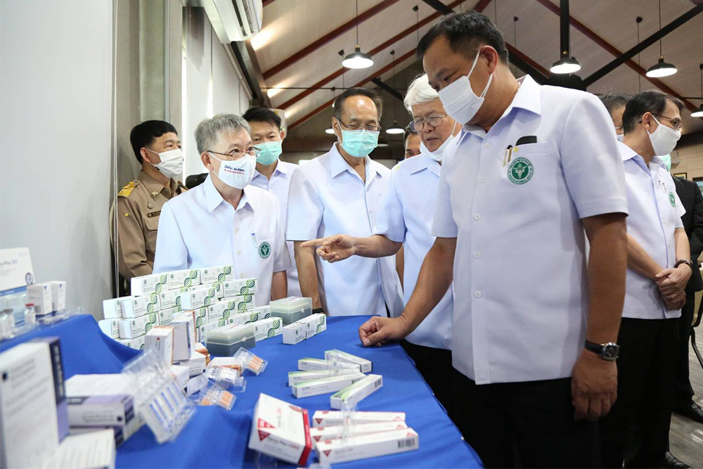 Health minister Anutin Charnvirakul during his visit to Siam Bioscience’s plant on June 1, 2020.