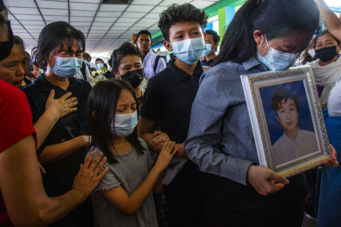 Family members of Khant Ngar Hein grieve during his funeral in Yangon, Myanmar Tuesday, March 16, 2021. Photo: AP
