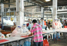 Bang Khae Residents to Get Vaccines as the New Cluster Doubles to 224 A woman queues up for a coronavirus test at Wonder Bang Khae Market on Mar. 13, 2021.
