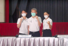 Samut Sakhon Governor Recovers from COVID-19 Gov. Veerasak Vijitsaengsri and his family pose during a news conference at Siriraj Hospital on Mar. 19, 2021.