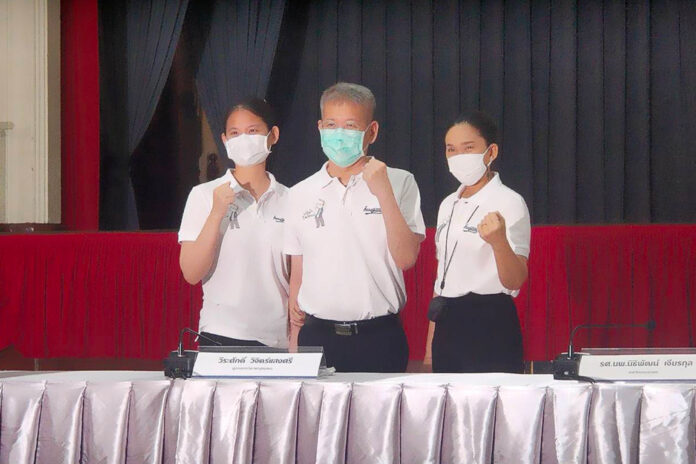 Gov. Veerasak Vijitsaengsri and his family pose during a news conference at Siriraj Hospital on Mar. 19, 2021. Gov. Veerasak Vijitsaengsri and his family pose during a news conference at Siriraj Hospital on Mar. 19, 2021.