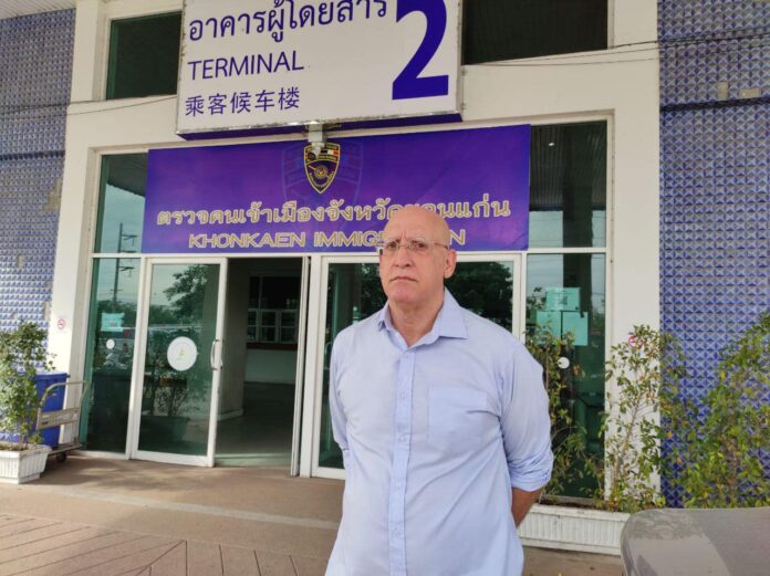 David Streckfuss at Khon Kaen Immigration Office on Apr. 19, 2021. Photo: Hathairat Phaholtap / Facebook. David Streckfuss at Khon Kaen Immigration Office on Apr. 19, 2021. Photo: Hathairat Phaholtap / Facebook.