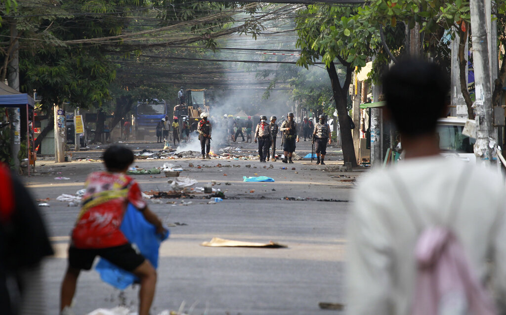 Anti-coup demonstrators prepare to confront police during a protest in Tarmwe township, Yangon, Myanmar, Thursday, April 1, 2021. Photo: AP