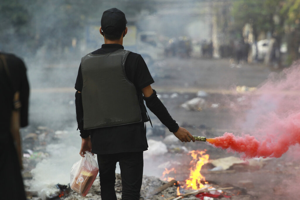 Anti-coup demonstrators prepare to confront police during a protest in Tarmwe township, Yangon, Myanmar, Thursday, April 1, 2021. Photo: AP