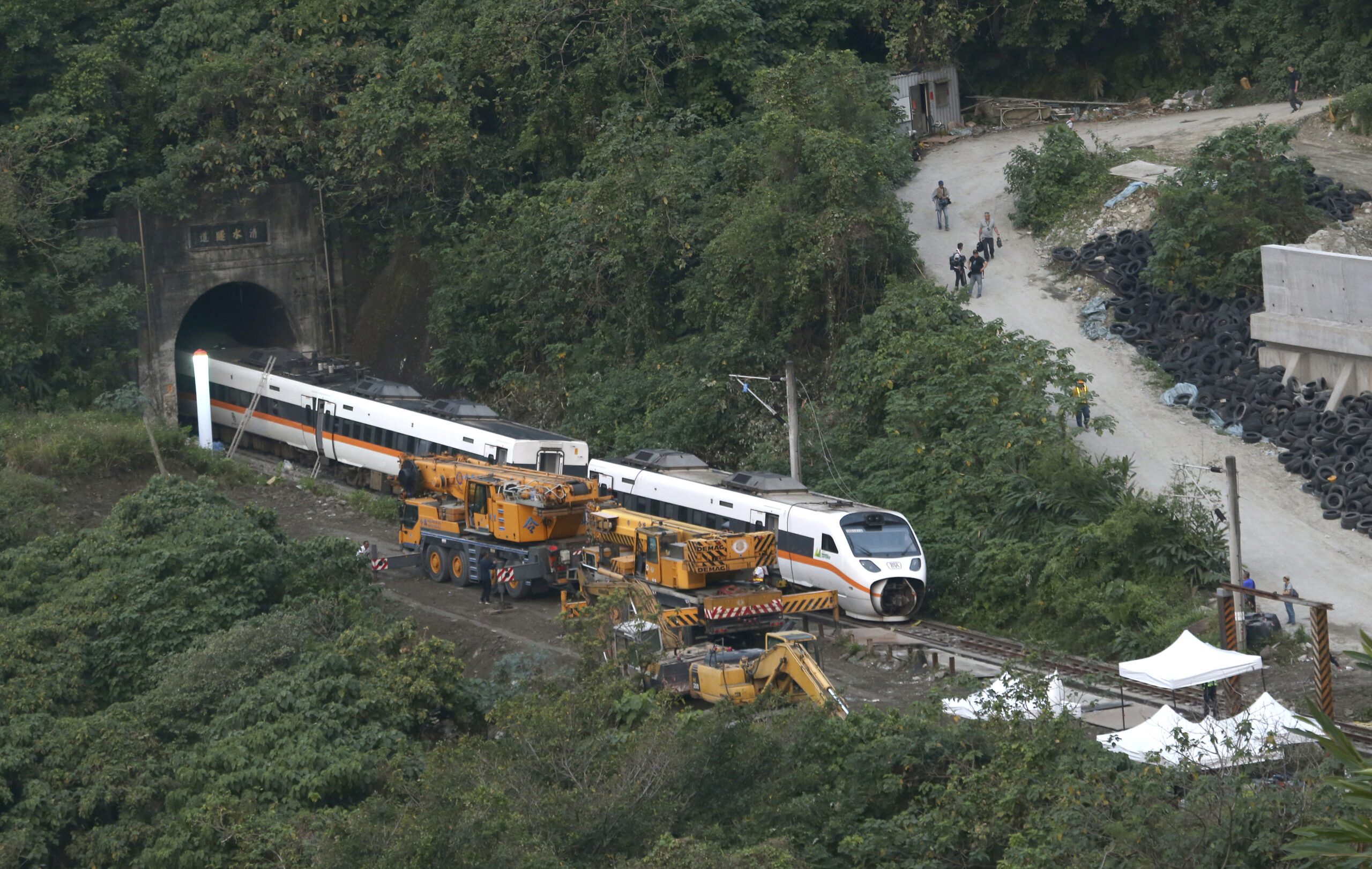 Rescue workers remove a part of the derailed train near Taroko Gorge in Hualien, Taiwan on Saturday, April 3, 2021. Photo: Chiang Ying-ying / AP
