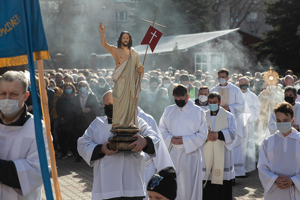 Catholic priest carries a statue of Jesus Christ as he walks in religious procession during the Holy Easter celebration in the Cathedral of the Immaculate Conception in Moscow, Russia, Sunday, April 4, 2021. Photo: Pavel Golovkin / AP