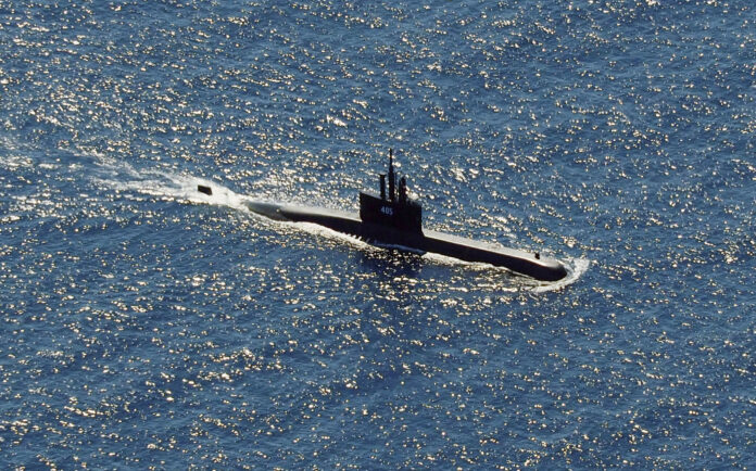 In this aerial photo taken from a maritime patrol aircraft of 800 Air Squadron of the 2nd Air Wing of Naval Aviation Center (PUSPENERBAL), the Indonesian Navy submarine KRI Alugoro sails during a search for KRI Nanggala, another submarine that went missing while participating in a training exercise on Wednesday, in the waters off Bali Island, Indonesia, Thursday, April 22, 2021. Photo: Eric Ireng / AP
