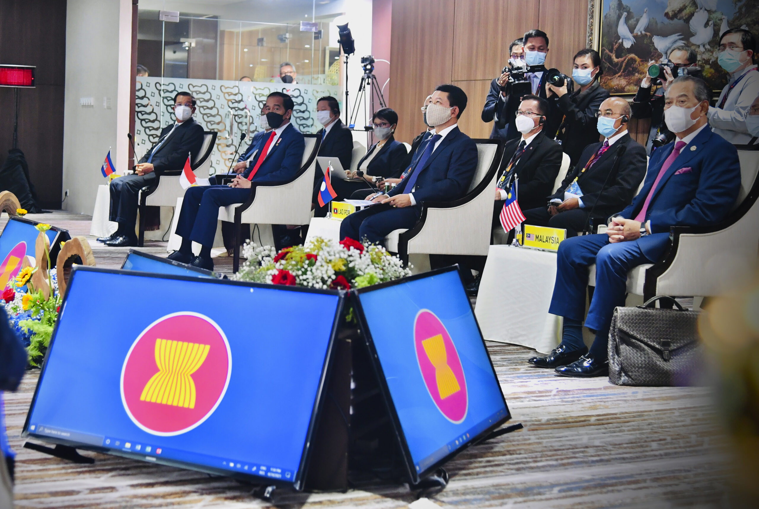 In this photo released by Indonesian Presidential Palace, from left to right; Cambodian Prime Minister Hun Sen, Indonesian President Joko Widodo, Lao's Foreign Minister Saleumxay Kommasith and Prime Minister Muhyiddin Yassin, attend a leaders' meeting at the ASEAN Secretariat in Jakarta, Indonesia, Saturday, April 24, 2021. Photo: Laily Rachev, Indonesian Presidential Palace via AP