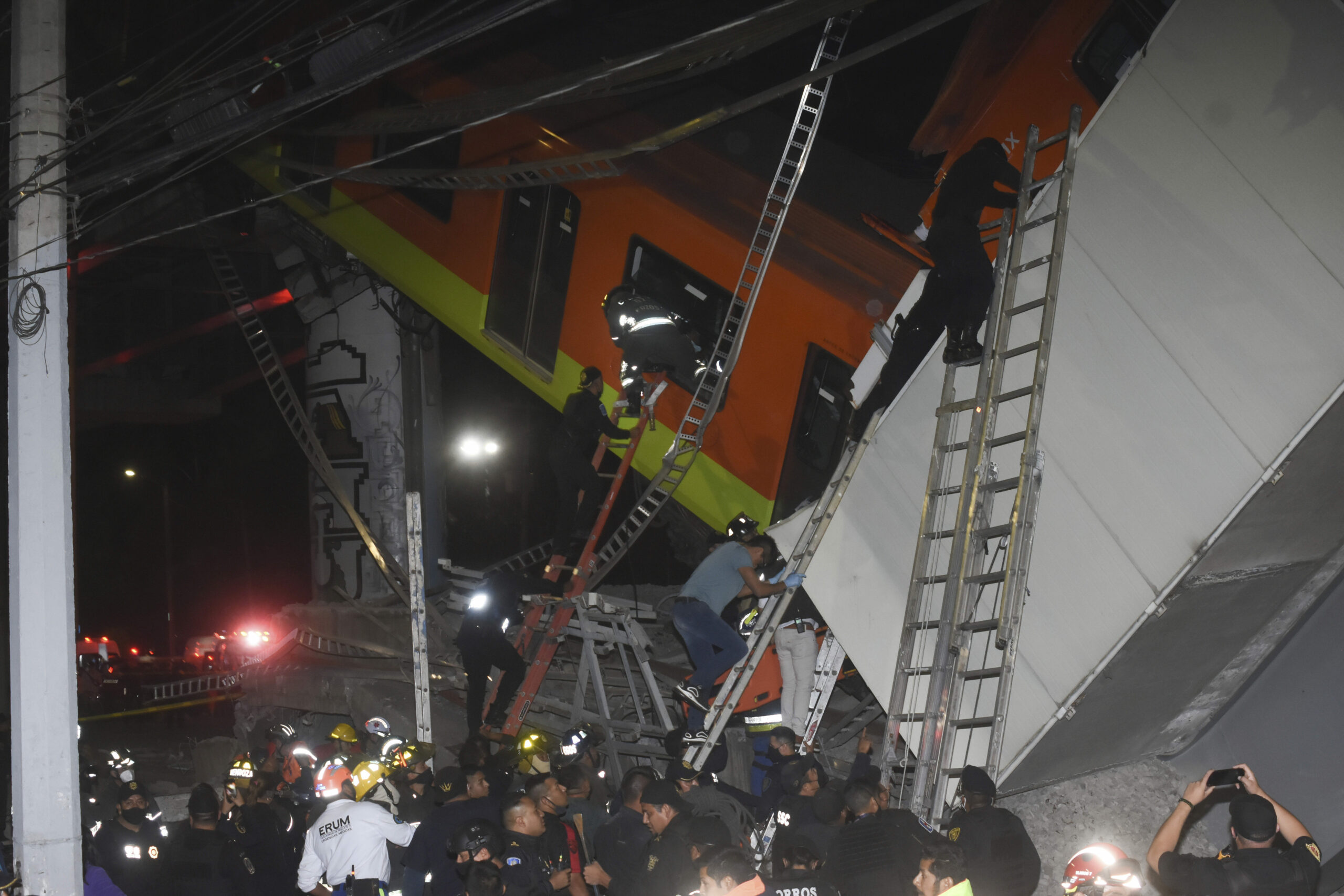 Mexico City fire fighters and rescue personnel work to recover victims from a subway accident after a section of Line 12 of the subway collapsed in Mexico City, Monday, May 3, 2021. Photo: Jose Ruiz / AP