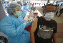 Thailand Fights To Contain COVID-19 Surge in Bangkok In this Tuesday, May 4, 2021, photo, a health worker administers a dose of the Sinovac COVID-19 vaccine to residents of the Klong Toey area, a neighborhood currently having a spike in coronavirus cases, in Bangkok, Thailand. Photo: Anuthep Cheysakron / AP