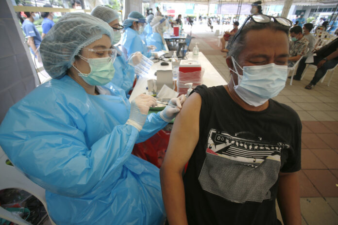 In this Tuesday, May 4, 2021, photo, a health worker administers a dose of the Sinovac COVID-19 vaccine to residents of the Klong Toey area, a neighborhood currently having a spike in coronavirus cases, in Bangkok, Thailand. Photo: Anuthep Cheysakron / AP