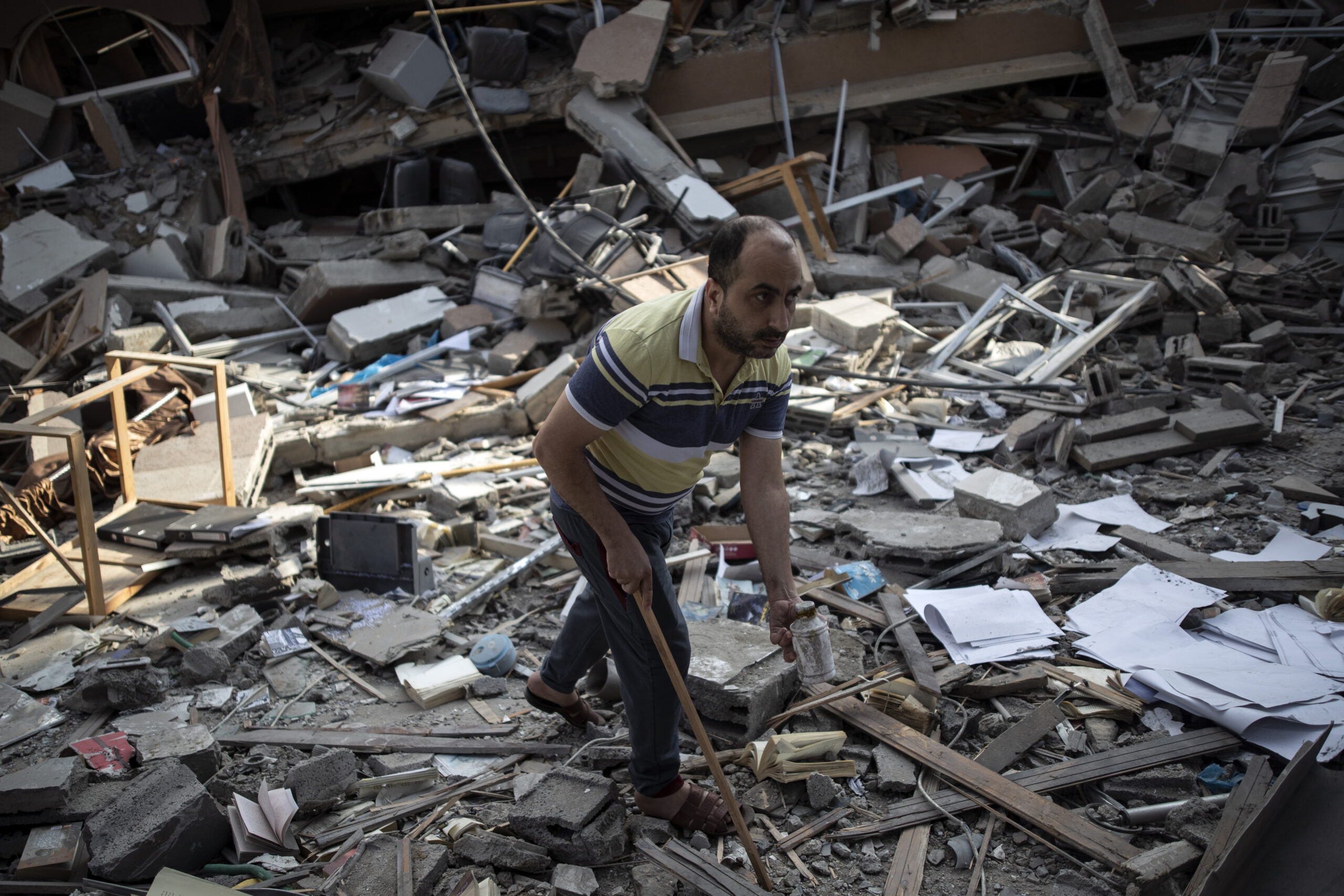A Palestinian man inspects the damage of a house destroyed by an early morning Israeli airstrike, in Gaza City, Tuesday, May 18, 2021. Photo: Khalil Hamra / AP