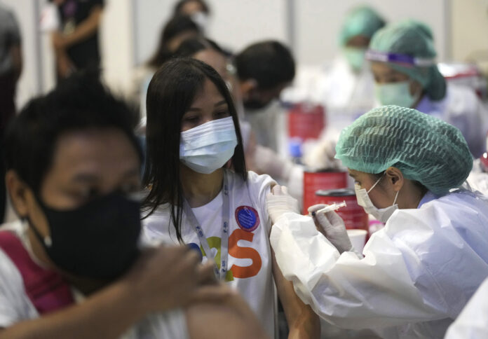 A health worker administers a dose of the Sinovac COVID-19 vaccine to a woman in Bangkok, Thailand, Monday, May 31, 2021. Photo: Sakchai Lalit / AP