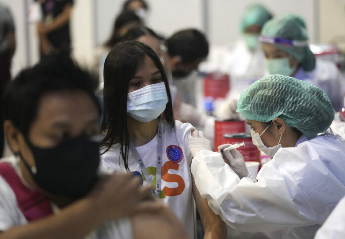 A health worker administers a dose of the Sinovac COVID-19 vaccine to a woman in Bangkok, Thailand, Monday, May 31, 2021. Photo: Sakchai Lalit / AP A health worker administers a dose of the Sinovac COVID-19 vaccine to a woman in Bangkok, Thailand, Monday, May 31, 2021. Photo: Sakchai Lalit / AP