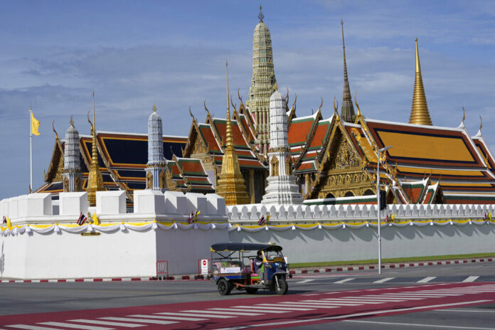 A Tuk Tuk drives past Grand Palace in Bangkok, Thailand on Aug. 3, 2021. Photo: Sakchai Lalit / AP