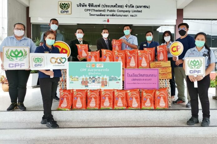 image1CP-CP Foods volunteers help flood affected students at Wat Sao Thong Klang School