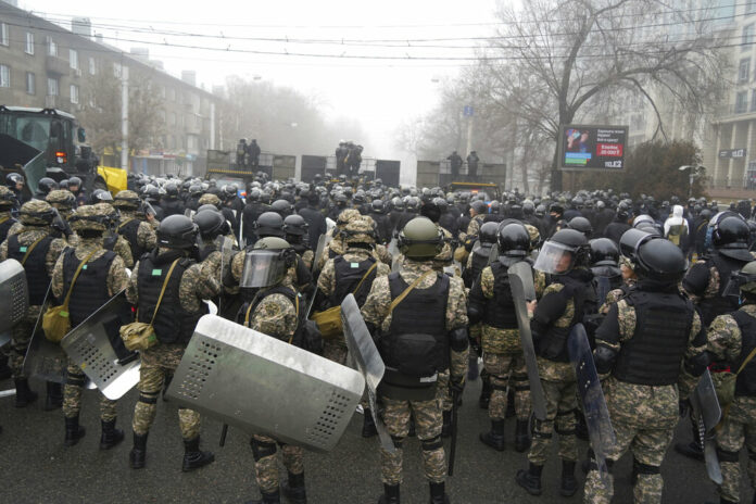 Riot police block a street to prevent demonstrators during a protest in Almaty, Kazakhstan, Wednesday, Jan. 5, 2022. Photo: Vladimir Tretyakov / AP