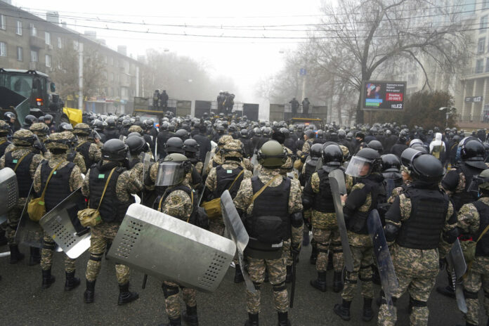 Riot police block a street to prevent demonstrators during a protest in Almaty, Kazakhstan, Wednesday, Jan. 5, 2022. Photo: Vladimir Tretyakov / AP Riot police block a street to prevent demonstrators during a protest in Almaty, Kazakhstan, Wednesday, Jan. 5, 2022. Photo: Vladimir Tretyakov / AP