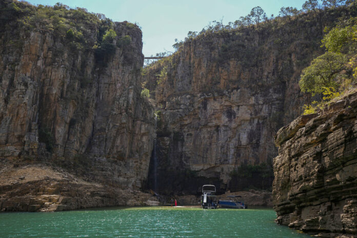 A tourist boat navigates through a canyon in Furnas Lake, near Capitolio City, Brazil, Sept. 2, 2021. Photo: Andre Penner / AP