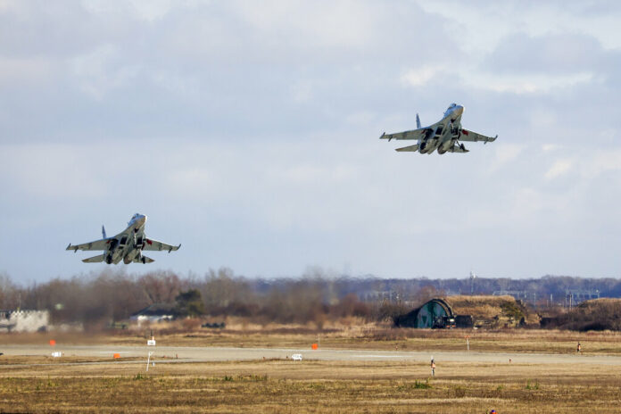 Two Russian Su-30 fighter jets take off taking part in a training mission in Krasnodar Region, Russia, Wednesday, Jan. 19, 2022. Photo: Vitaliy Timkiv / AP