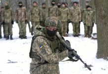 US Orders 8,500 Troops on Heightened Alert Amid Russia Worry An instructor trains members of Ukraine's Territorial Defense Forces, volunteer military units of the Armed Forces, in a city park in Kyiv, Ukraine, Saturday, Jan. 22, 2022. Photo: Efrem Lukatsky / AP