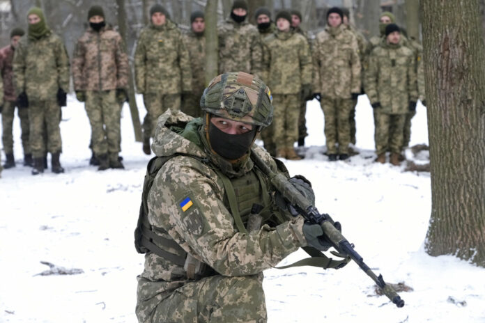 An instructor trains members of Ukraine's Territorial Defense Forces, volunteer military units of the Armed Forces, in a city park in Kyiv, Ukraine, Saturday, Jan. 22, 2022. Photo: Efrem Lukatsky / AP