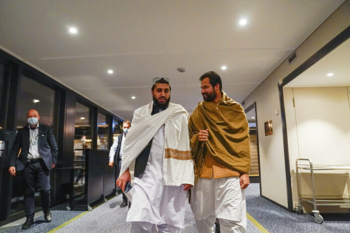 Taliban delegate Shafiullah Azam, Taliban vice director for economic cooperation ministry foreign affairs, right, talks to a delegate at a hotel in Oslo, Norway, Sunday, Jan. 23, 2022. Photo: Torstein Boe / NTB scanpix via AP