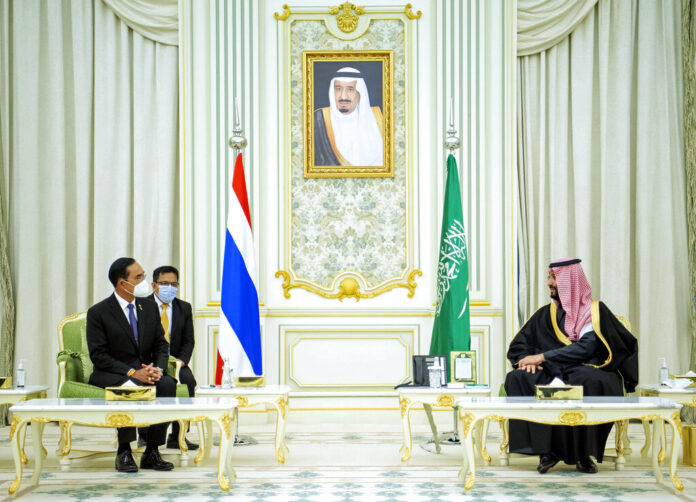 In this photo released by the Saudi Royal Palace, Saudi Crown Prince Mohammed bin Salman, right, meets with Thai Prime Minister Prayuth Chan-ocha, at the Royal Palace in Riyadh, Saudi Arabia, Tuesday, Jan. 25, 2022. Photo: Bandar Aljaloud / Saudi Royal Palace via AP