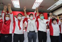 Analysis: Bangkok By-election Results Signal a Wind of Political Change Pheu Thai MP candidate for Chatuchak-Lak Si constituency Surachart Thienthong celebrates his by-election victory at Pheu Thai Party headquarters on Jan. 30, 2022.