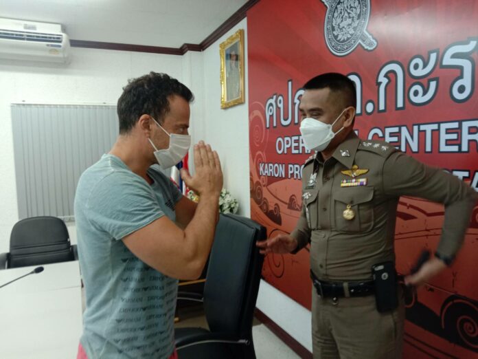 Greek tourist Alexiadis Alexandos wais Karon police superintendent Teerawat Liamsuwan after a briefing at Karon Police Station on Feb. 2, 2022.