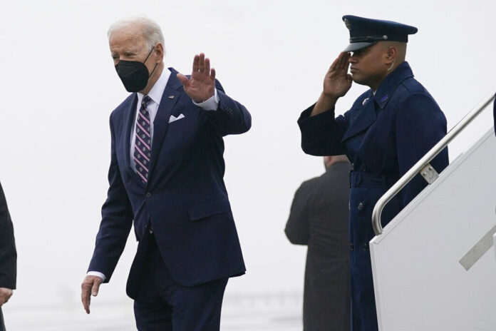 President Joe Biden waves as he steps off Air Force One upon arrival, at John F. Kennedy Airport, Thursday, Feb. 3, 2022, in the Queens Borough of New York. Photo: Alex Brandon / AP