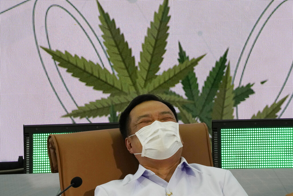 Ministar javnog zdravstva Anutin Charnvirakul reagira tijekom konferencije za novinare u utorak, 8. veljače 2022., u Ministarstvu javnog zdravstva u Nonthaburiju, Tajland, nakon potpisivanja mjere kojom se kanabis izbacuje s popisa kontroliranih droga njegovog ministarstva.  Fotografija: Sakchai Lalit / AP
