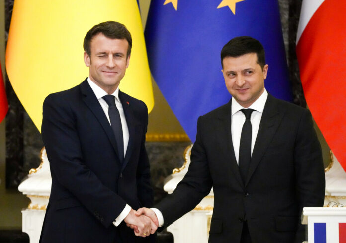French President Emmanuel Macron, left, winks as he shakes hands with Ukrainian President Volodymyr Zelenskyy after a joint news conference following their talks in Kyiv, Ukraine, Tuesday, Feb. 8, 2022. Photo: Efrem Lukatsky / AP