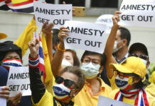 Amnesty International Says It Won’t Leave Thailand Amid Calls for Expulsion Thai royalists protesters hold a sign against Amnesty International Thailand during the protest in Bangkok, Thailand, Thursday, Nov. 25, 2021. Photo: Panumas Sanguanwong / AP