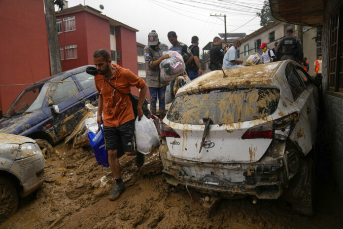 Residents recover belongs from thier homes destroyed by mudslides in Petropolis, Brazil, Wednesday, Feb. 16, 2022. Photo: Silvia Izquierdo / AP