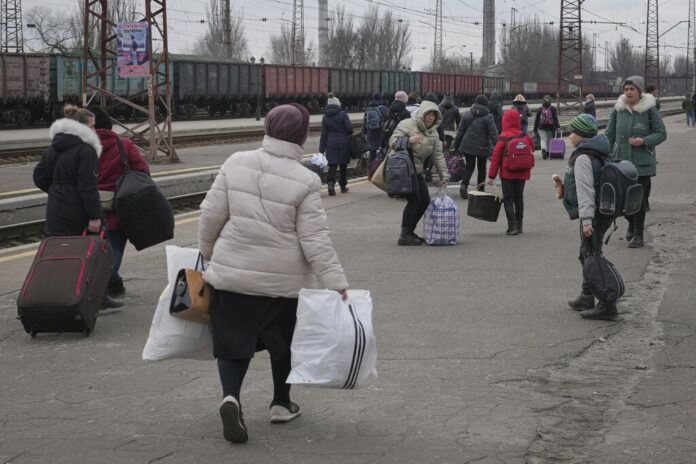 People waiting for a Kyiv bound train spread on a platform in Kostiantynivka, the Donetsk region, eastern Ukraine, Thursday, Feb. 24, 2022. Photo: Vadim Ghirda / AP
