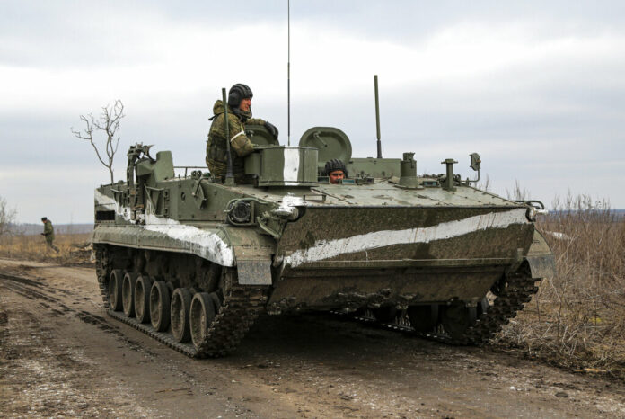 An armored vehicle rolls outside Mykolaivka, Donetsk region, the territory controlled by pro-Russian militants, in eastern Ukraine, Sunday, Feb. 27, 2022. Photo: AP An armored vehicle rolls outside Mykolaivka, Donetsk region, the territory controlled by pro-Russian militants, in eastern Ukraine, Sunday, Feb. 27, 2022. Photo: AP