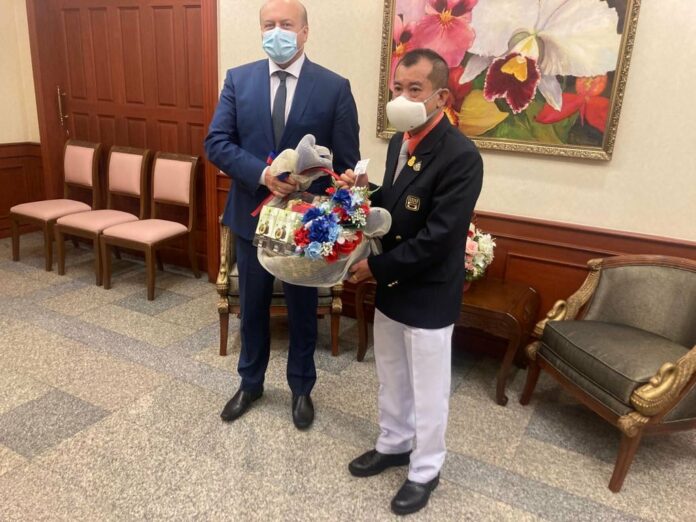 Russian Ambassador to Thailand Yevgeny Tomikhin receives a gift hamper from TV5 president Gen. Rangsee Kitiyanasap at the Russian Embassy in Bangkok on Mar. 21, 2022. Photo: Russian Embassy in Bangkok / Facebook.