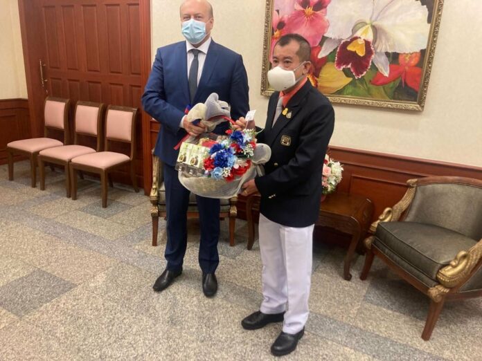 Russian Ambassador to Thailand Yevgeny Tomikhin receives a gift hamper from TV5 president Gen. Rangsee Kitiyanasap at the Russian Embassy in Bangkok on Mar. 21, 2022. Photo: Russian Embassy in Bangkok / Facebook. Russian Ambassador to Thailand Yevgeny Tomikhin receives a gift hamper from TV5 president Gen. Rangsee Kitiyanasap at the Russian Embassy in Bangkok on Mar. 21, 2022. Photo: Russian Embassy in Bangkok / Facebook.