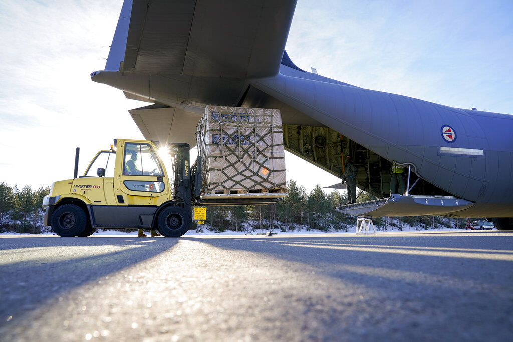 Norwegian M72 anti-tank missiles are being loaded on a transport plane for delivery to Ukraine, in Oslo, Norway, Thursday, March 3, 2022. Photo: Torstein Boe / NTB via AP
