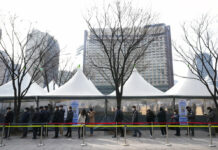 South Korea Eases Distancing Despite Record Virus Deaths People wait for a coronavirus test at a makeshift testing site in Seoul, South Korea, Friday, March 4, 2022. Photo: Ahn Young-joon / AP