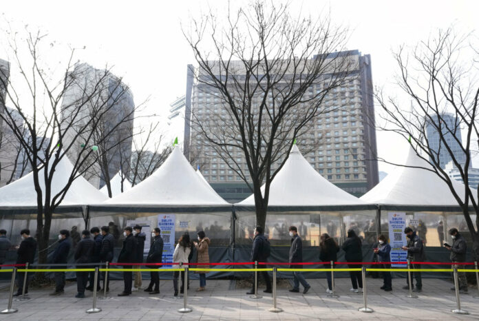 People wait for a coronavirus test at a makeshift testing site in Seoul, South Korea, Friday, March 4, 2022. Photo: Ahn Young-joon / AP