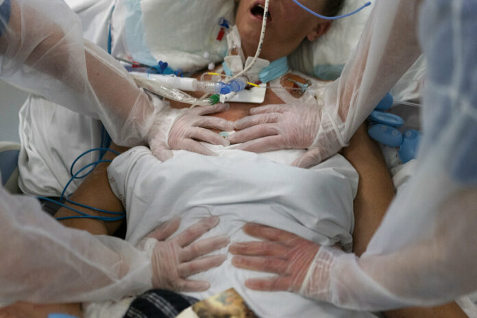 FILE - Nurses perform timed breathing exercises on a COVID-19 patient on a ventilator in the COVID-19 intensive care unit at the la Timone hospital in Marseille, southern France, Friday, Dec. 31, 2021. Photo: Daniel Cole / AP File FILE - Nurses perform timed breathing exercises on a COVID-19 patient on a ventilator in the COVID-19 intensive care unit at the la Timone hospital in Marseille, southern France, Friday, Dec. 31, 2021. Photo: Daniel Cole / AP File