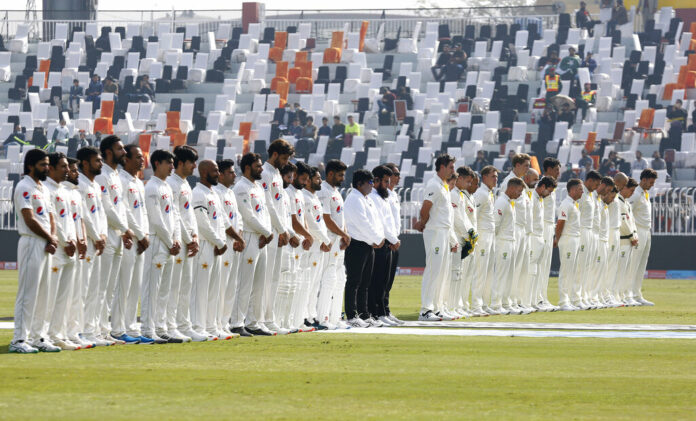 Pakistan and Australia cricket team players pay tribute to Shane Warne at the start of 2nd day play of the first cricket test match between them at the Pindi Stadium, in Rawalpindi, Pakistan, Saturday, March 5, 2022. Photo: Anjum Naveed / AP