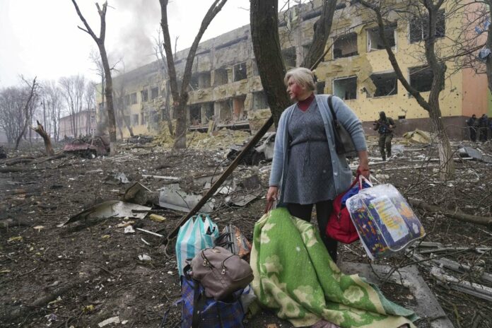 A woman walks outside the damaged by shelling maternity hospital in Mariupol, Ukraine, Wednesday, March 9, 2022. Photo: Evgeniy Maloletka / AP