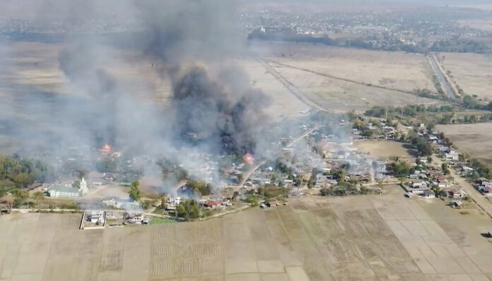 In this image taken from drone video provided by Free Burma Rangers, black smoke arises from burning buildings in Waraisuplia village in Kayah State, Myanmar on Feb. 18, 2022. Photo: Free Burma Rangers via AP