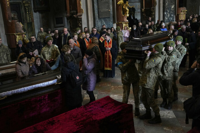 Ukrainian soldiers carry the coffin of one of the Ukrainian military servicemen, who were killed during an airstrike on a military base in Yarokiv, during a funeral ceremony in Lviv, Ukraine, Tuesday, March 15, 2022. Photo: Bernat Armangue / AP