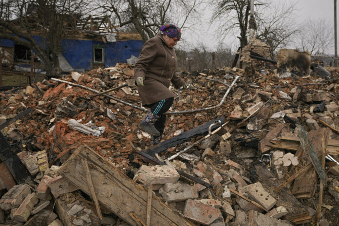 Mariya, a local resident, looks for personal items in the rubble of her house, destroyed during fighting between Russian and Ukrainian forces in the village of Yasnohorodka, on the outskirts of Kyiv, Ukraine, Wednesday, March 30, 2022. Photo: Vadim Ghirda / AP Mariya, a local resident, looks for personal items in the rubble of her house, destroyed during fighting between Russian and Ukrainian forces in the village of Yasnohorodka, on the outskirts of Kyiv, Ukraine, Wednesday, March 30, 2022. Photo: Vadim Ghirda / AP