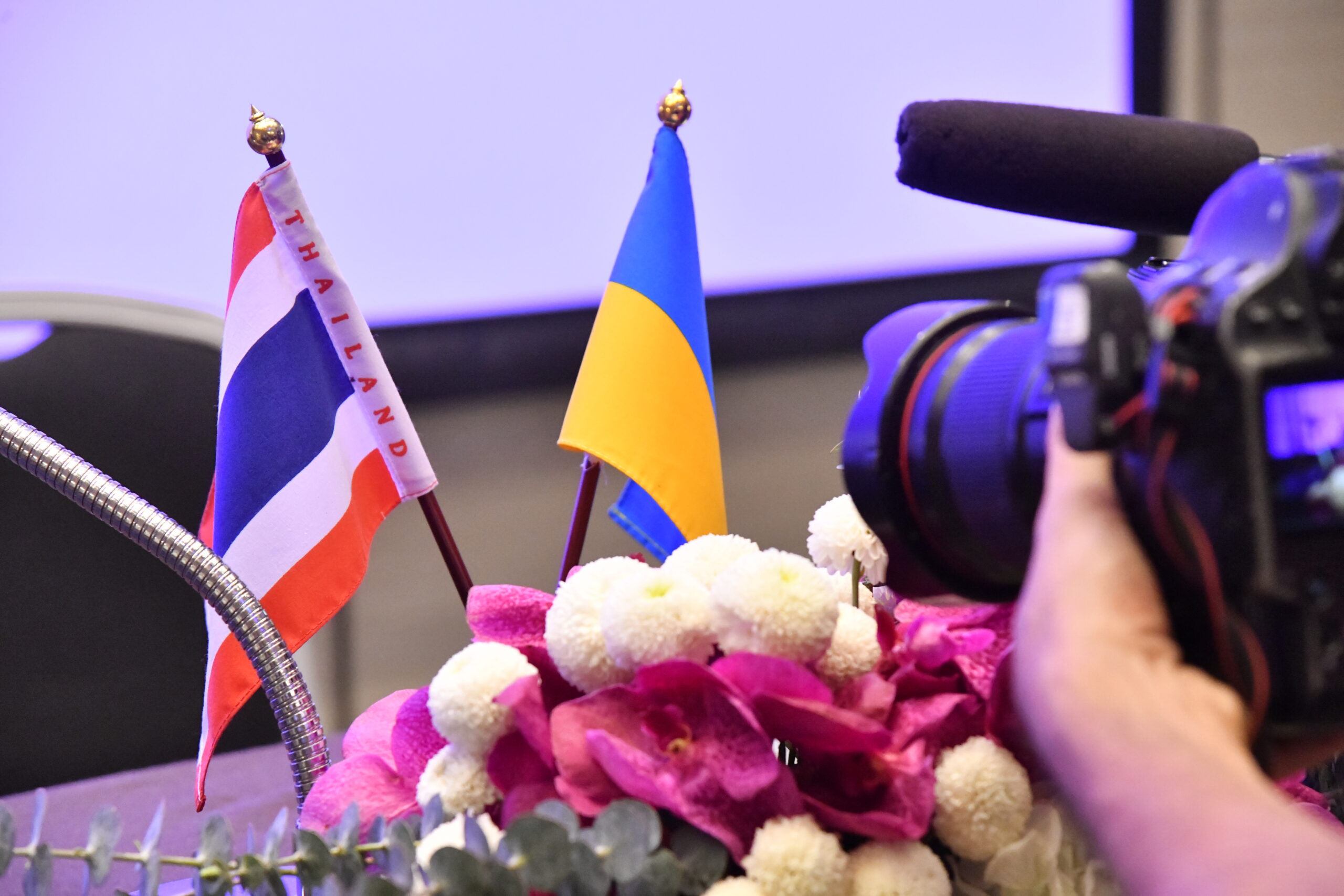 A small Thai flag can be seen displayed alongside with the Ukrainian flag before it is removed without an apparent reason at last minute.