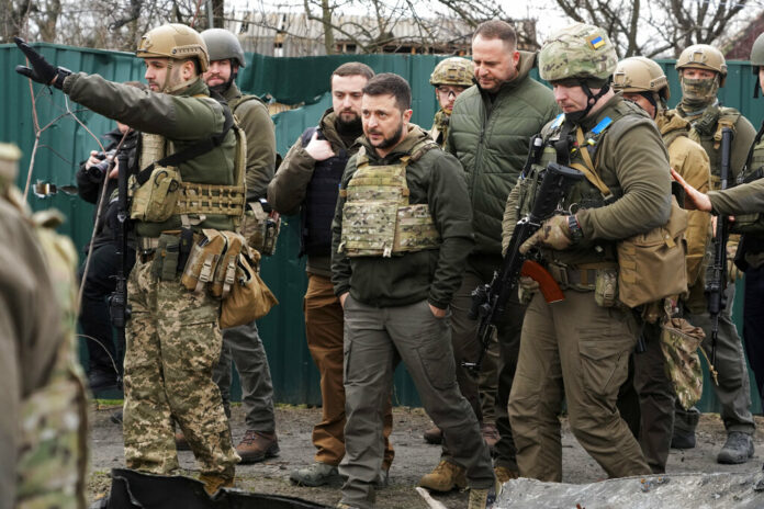 Ukrainian President Volodymyr Zelenskyy examines the site of a recent battle in Bucha close to Kyiv, Ukraine, Monday, April 4, 2022. Photo: Efrem Lukatsky / AP